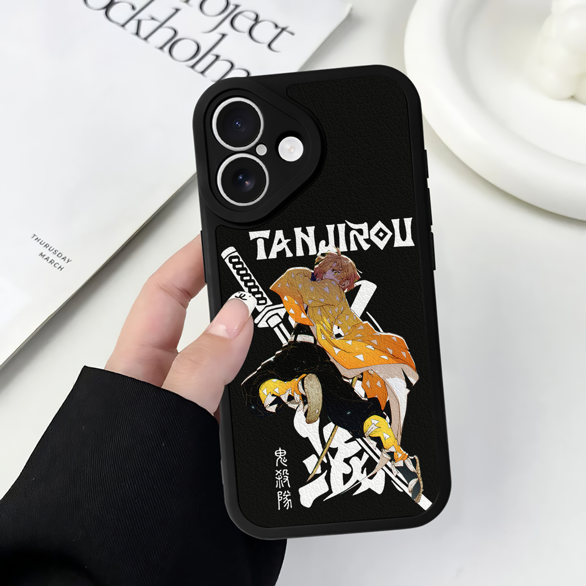 （画像用） 鬼滅の刃（きめつのやいば）我妻 善逸／あがつま ぜんいつ Agatsuma Zenitsu 【iPhone 16シリーズ対応】シリコンスマホケース（レザー調） 材質：シリコン